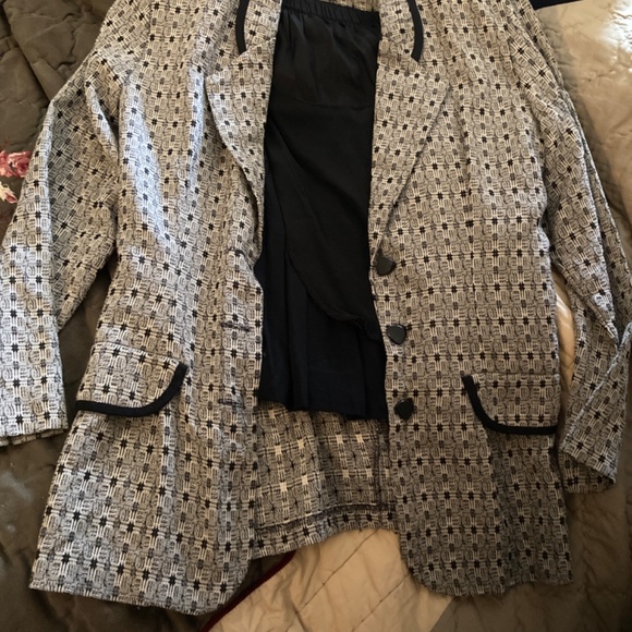 Woman’s skirt and jacket - Picture 5 of 5